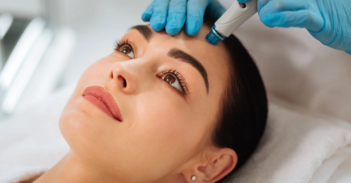 Femme faisant un soin hydrofacial