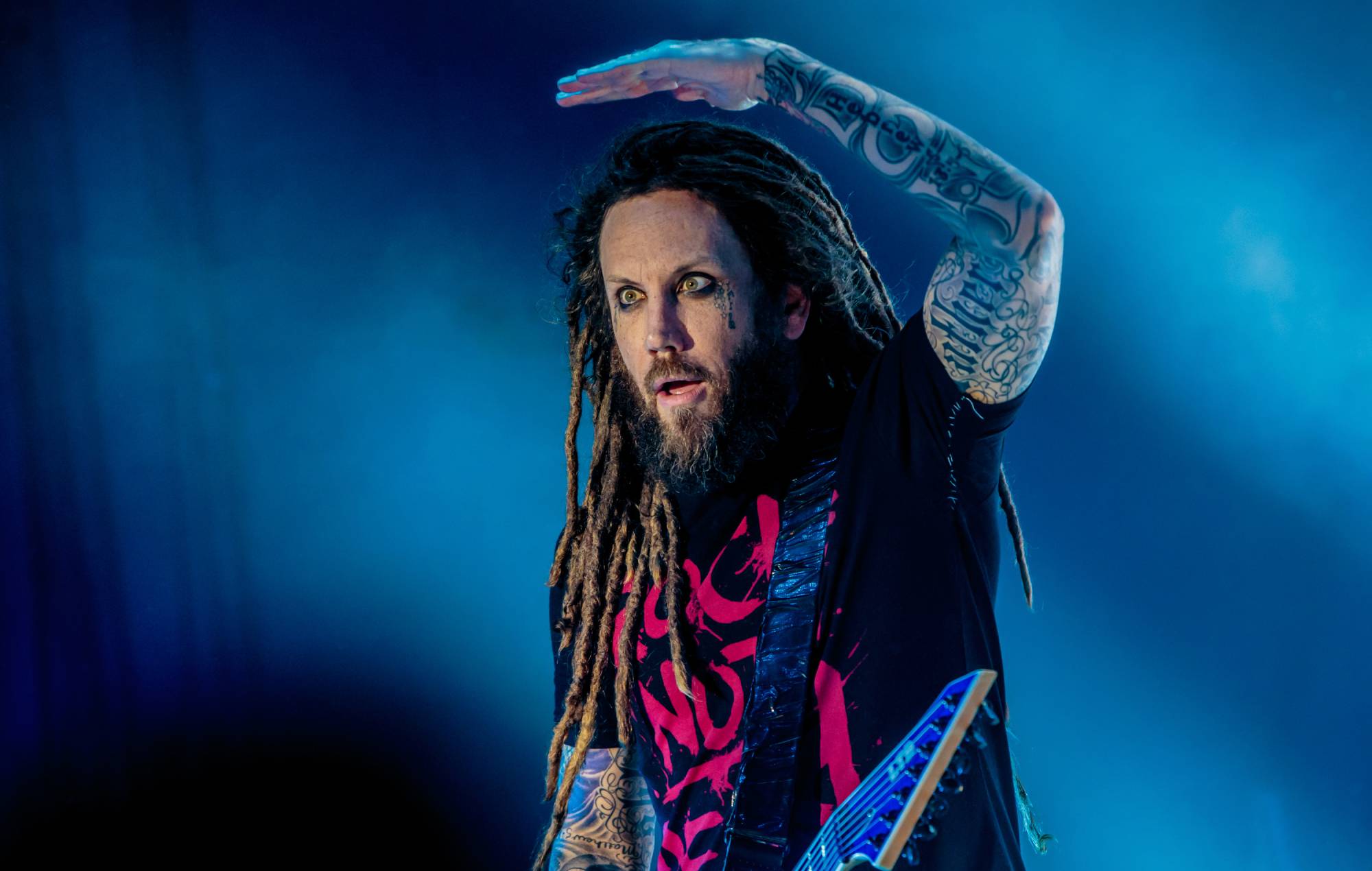 KoRns-Brian-Head-Welch-performing.jpg