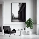 Intérieur de salon chic avec grand tableau noir et blanc, mobilier design et plante verte