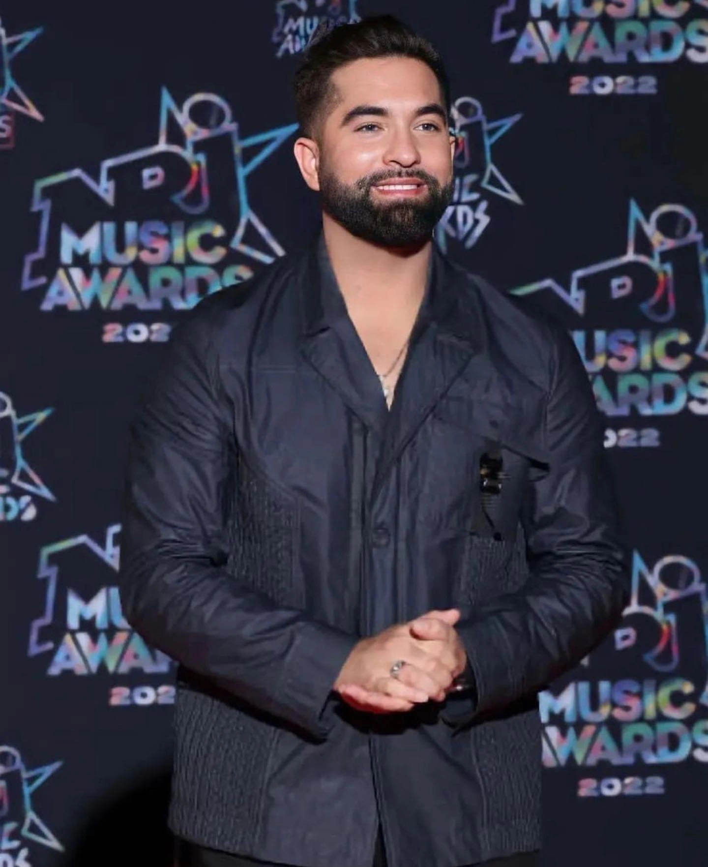 Kendji Girac souriant, dégageant force et sérénité avant son tragique incident