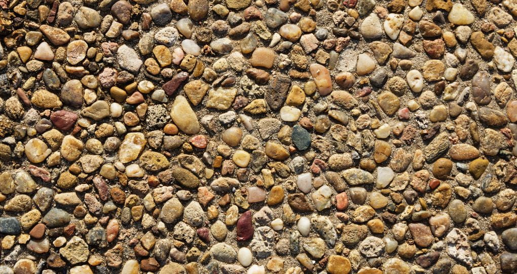 bien que le béton désactivé présente des coûts initiaux plus élevés et exige un savoir-faire professionnel pour l'installation, ses avantages en termes de durabilité, d'entretien facile et de sécurité sont indéniables. Ces facteurs en font une alternative attrayante au bois pour les terrasses.