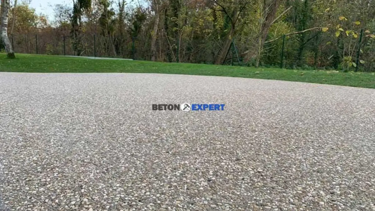 Le béton désactivé est une technique de finition de surface qui a gagné en popularité pour les aménagements extérieurs, notamment les terrasses. Cette méthode, apparue dans les années 1950, offre non seulement une esthétique attrayante avec sa texture unique et sa variété de couleurs mais assure également une durabilité remarquable face aux intempéries et à l'usure quotidienne.