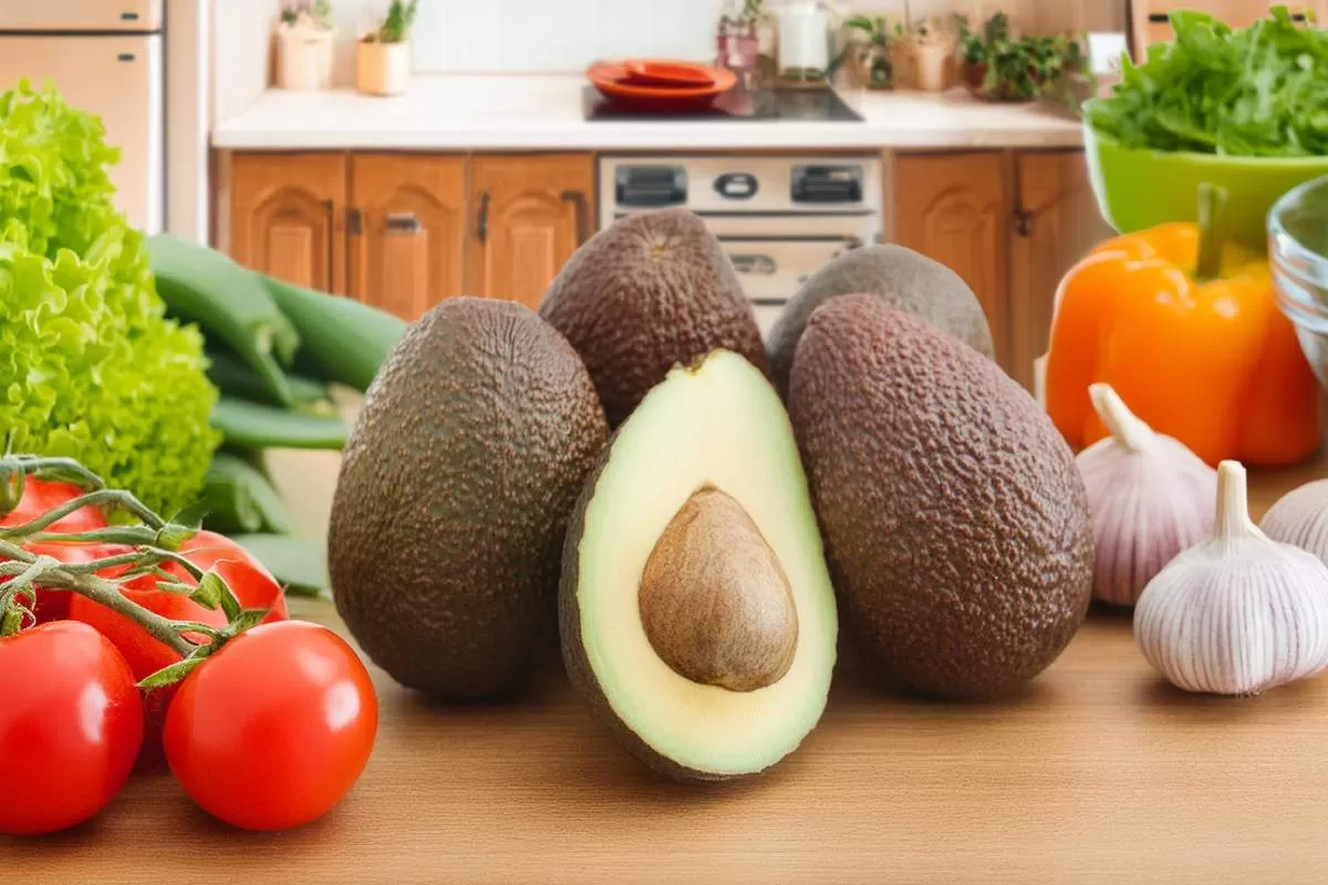 plusieurs avocats entourés d'autres légumes sur table de cuisine