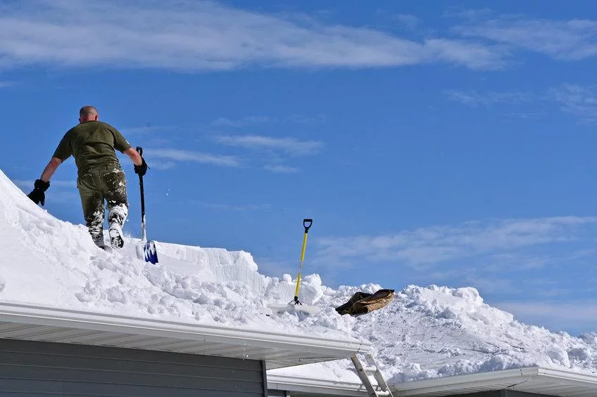 Effondrement du toit sous le poids de la neige