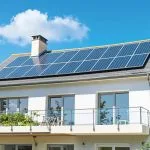 Maison équipée de panneaux solaires pour une production annuelle de 5000 kWh