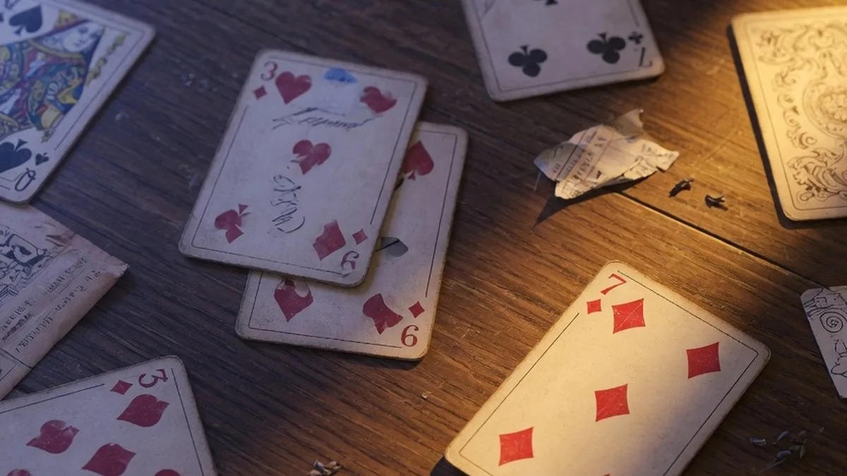 Cartes à jouer françaises disposées sur une table en bois, ambiance cartomancie
