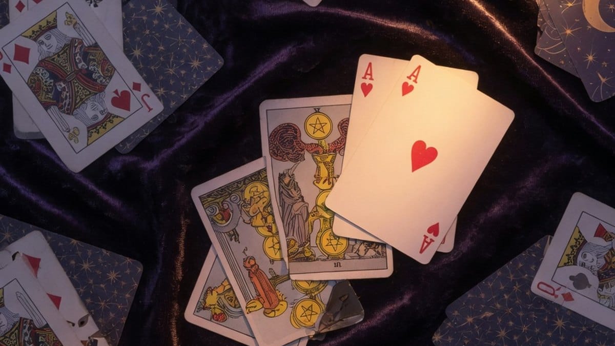 Tirage de cartes avec l'as de cœur mis en valeur sur un tissu sombre