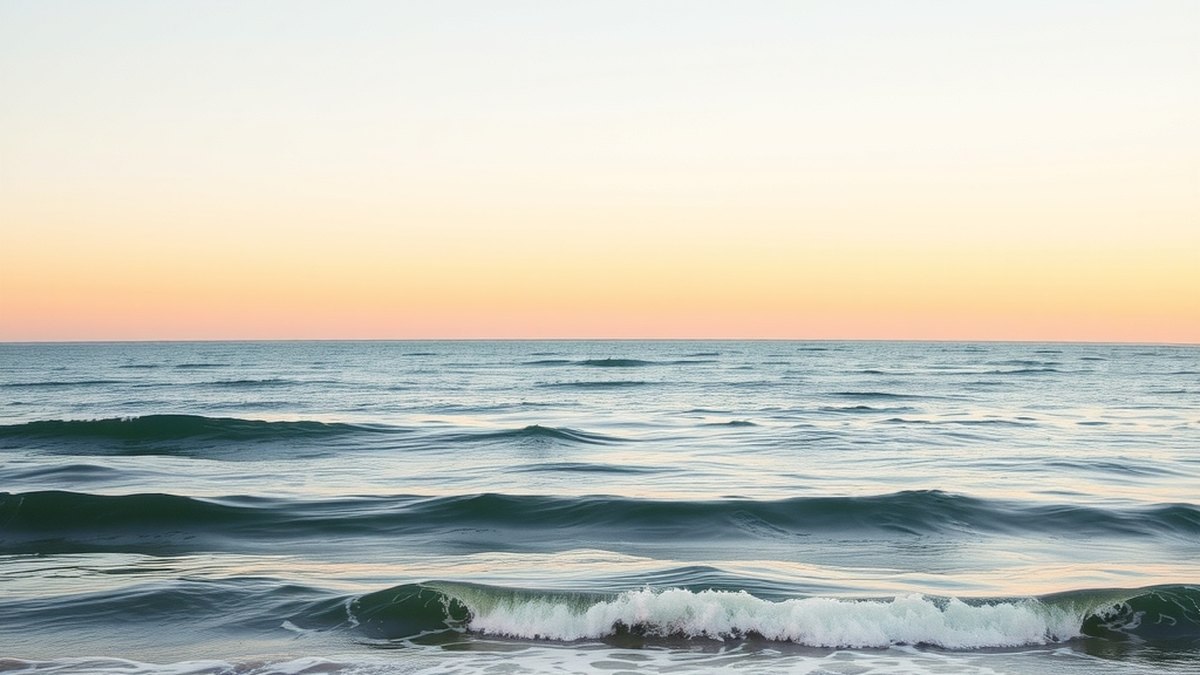 Vagues calmes de l'océan à l'heure dorée, ambiance apaisante