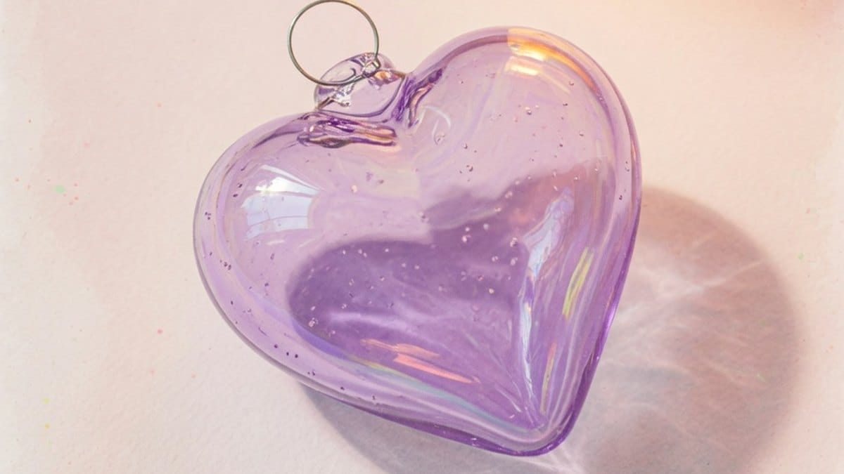 Cœur violet en verre illustrant la signification de cette couleur de cœur