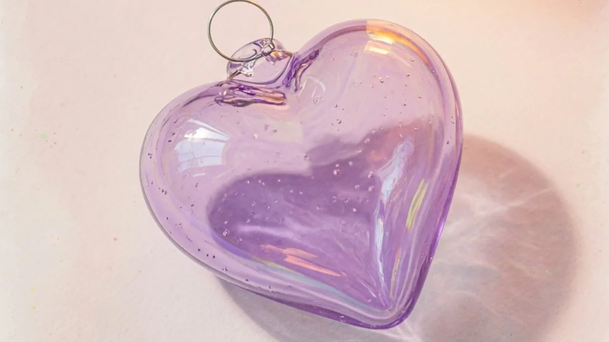Cœur violet en verre illustrant la signification de cette couleur de cœur