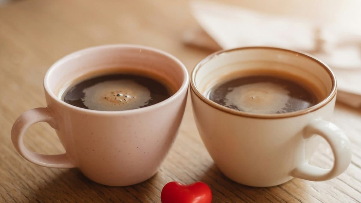 Ambiance chaleureuse évoquant l'échange affectueux symbolisé par le cœur rouge