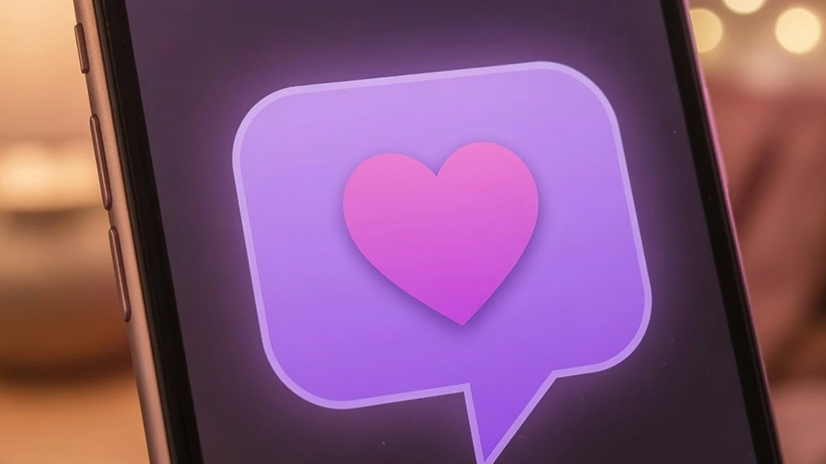 Smartphone affichant une bulle de message avec un cœur violet, illustration de l'usage sur les messageries