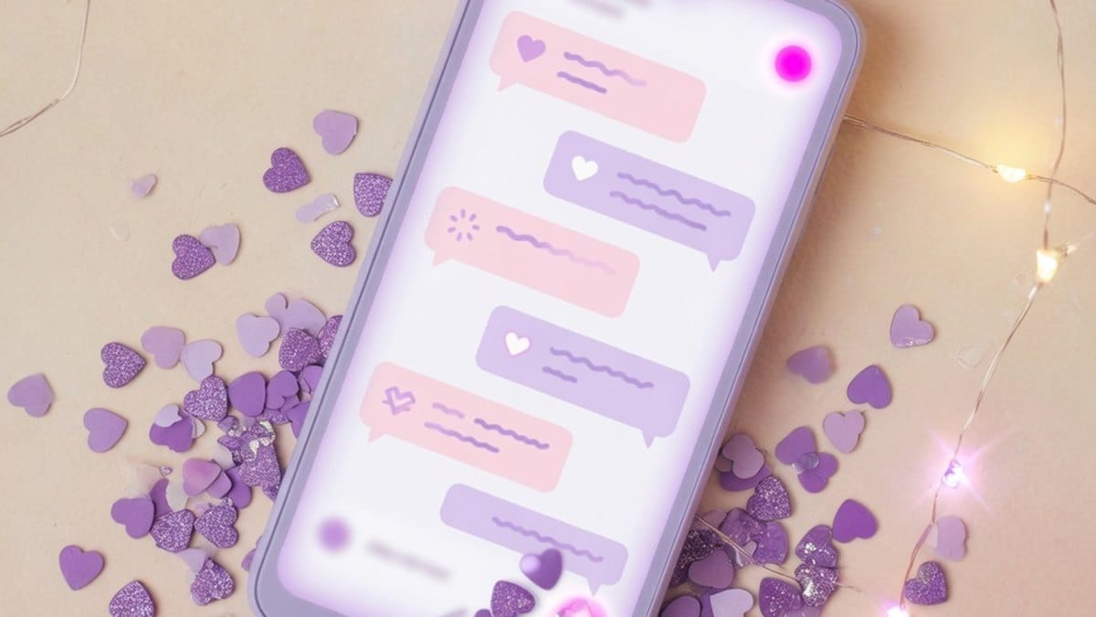 Ambiance douce et violette autour d'un téléphone, symbole de l'usage du cœur violet sur les réseaux sociaux