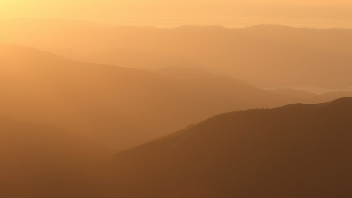 Paysage paisible au lever du soleil évoquant la paix intérieure